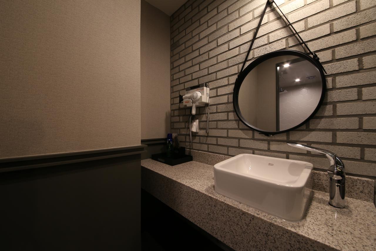 Hotel Chicago Changwon Exteriör bild