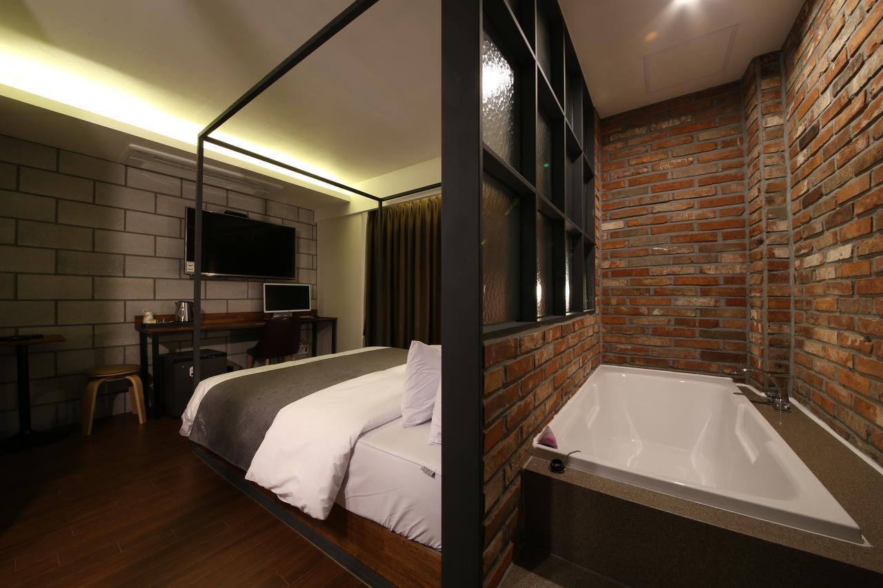 Hotel Chicago Changwon Exteriör bild